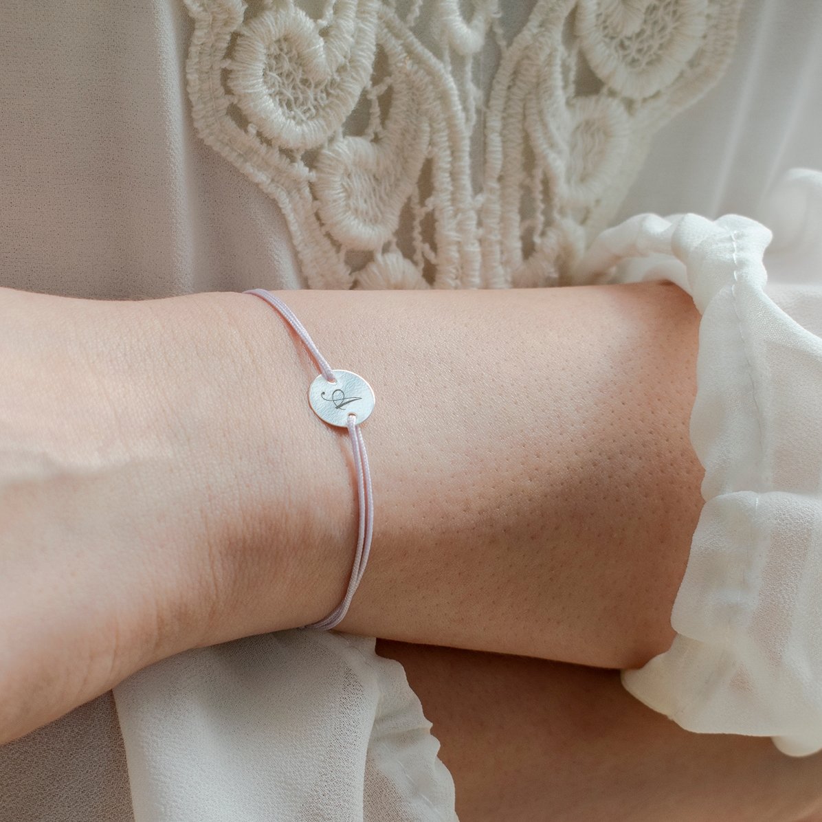 Personalisiertes Armband mit Kordel – 10-mm-Münze – 925er Silber – Modell „Initiale 2“