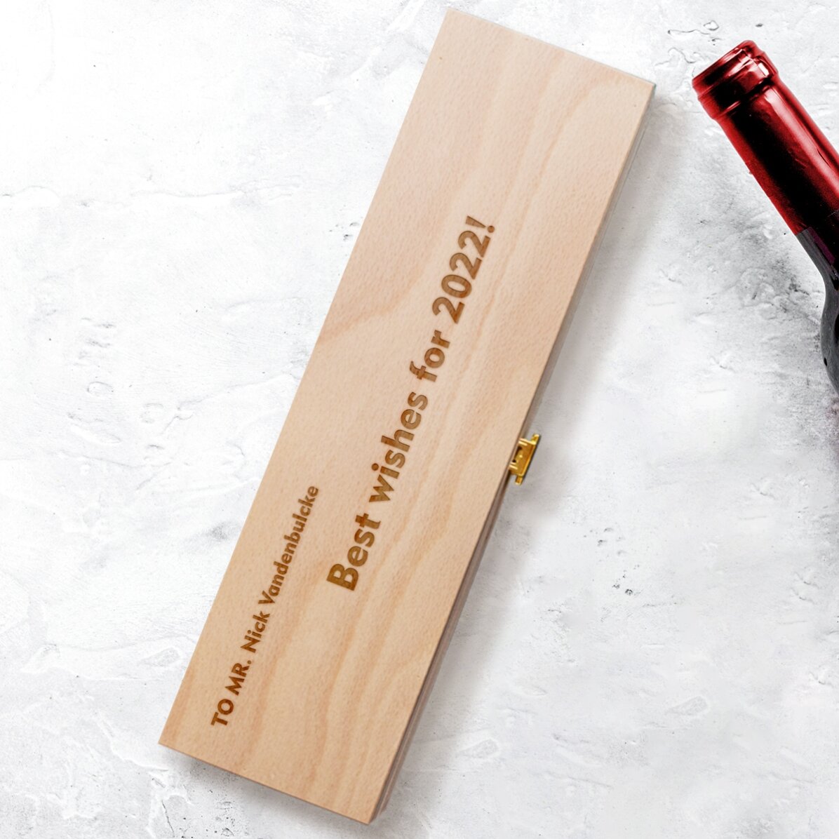 Personalisierte Weinkiste mit Logo und Botschaft