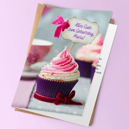 Personalisierte Grußkarte mit lila Cupcake