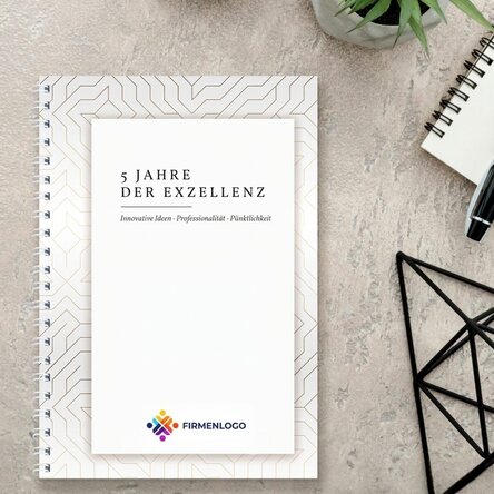 Personalisiertes Notizbuch mit Text, Variante „White“ – Markenjubiläum