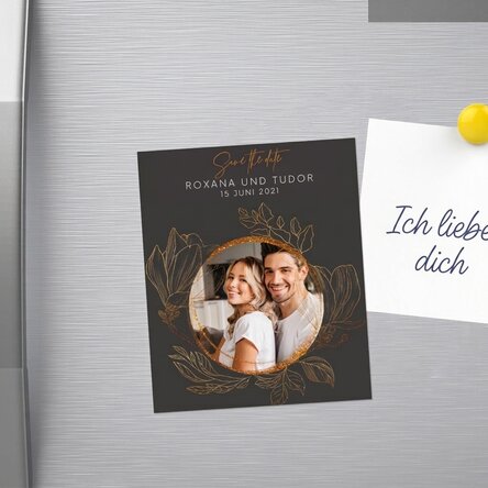 Individuell gestalteter Magnet (10 x 12 cm) mit Foto und Text – Save the date