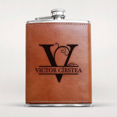 Taschenflasche mit Lederbezug, personalisiert mit Monogramm und Namen