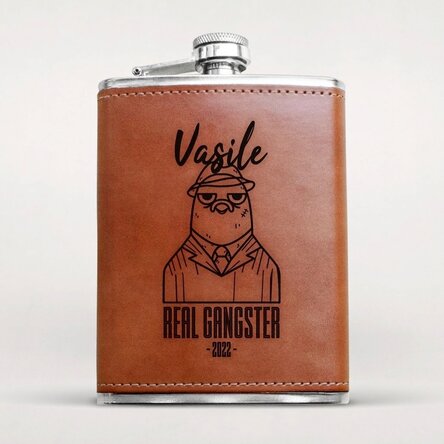 Mit Leder ummantelte Taschenflasche, personalisiert mit Namen – Gangster