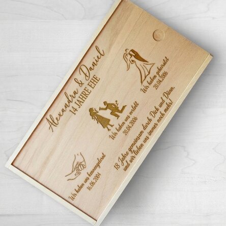 Personalisierte Geschenkbox aus Holz mit den schönsten Momenten der Hochzeit