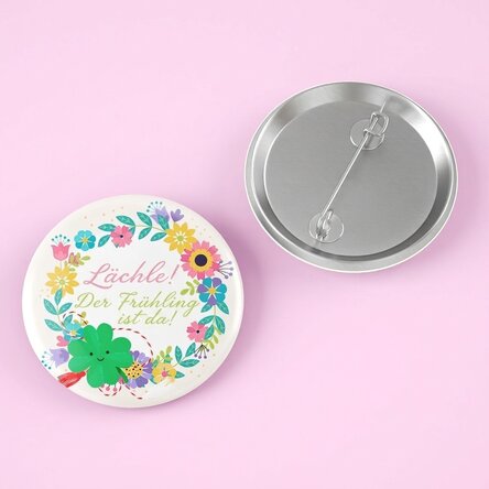 Personalisiertes Button mit Text – Lächle!
