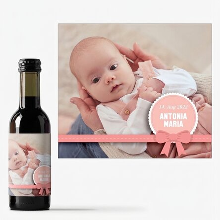 Kleine Weinflasche, individuell gestaltet mit einem Foto und einem Text – Taufgeschenk für ein Mädch
