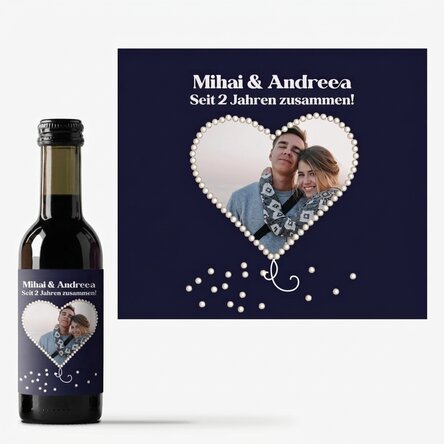 Personalisierte Mini-Weinflasche mit einem Foto in Form eines perlmuttfarbenen Herzens