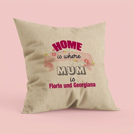 Personalisiertes Kissen mit Schriftzug – „Home is where mum is“ – In