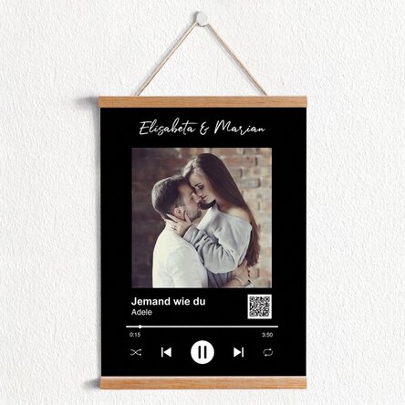 Personalisiertes Poster zum Aufhängen mit einem Foto, Text und QR-Code – Unser Lied
