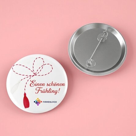 Individuell gestalteter Button mit Logo und Botschaft