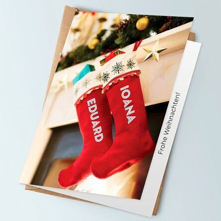 Individuell gestaltete Weihnachtskarte – Socken am Kamin
