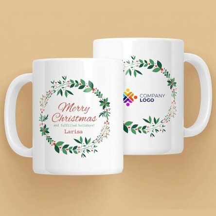 Personalisierter Becher mit Text und Logo – Weihnachtskränze
