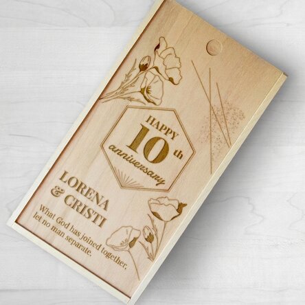 Personalisierte Geschenkbox aus Holz mit Botschaft – Happy anniversary