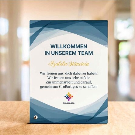 Personalisierter Fotorahmen für den Schreibtisch mit Text und Logo – Willkommen