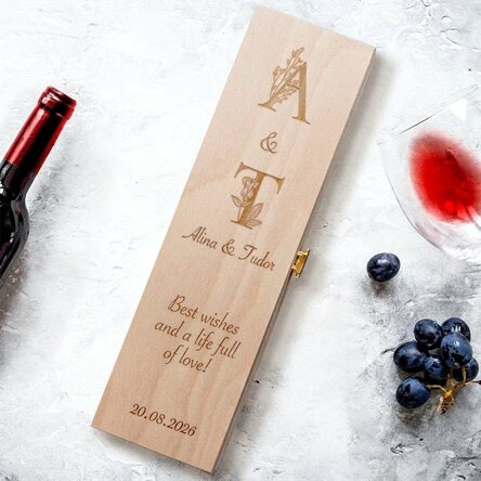 Personalisierte Weinkiste mit Text und Initialen – Floral