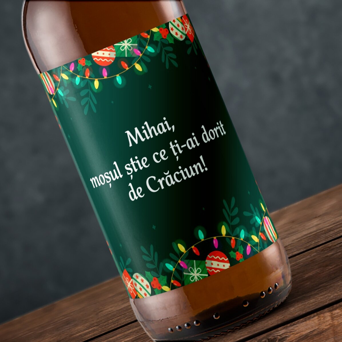 Personalisiertes Bier mit Text – grüner Hintergrund