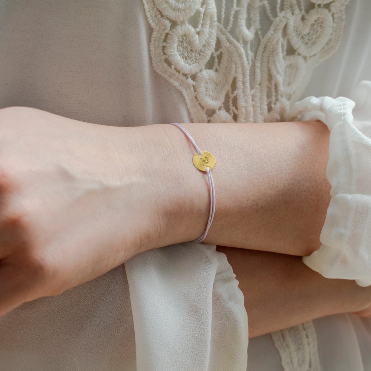 Personalisiertes Armband mit Kordel – 10-mm-Münze – 14-karätiges Gold – Initialen-Modell
