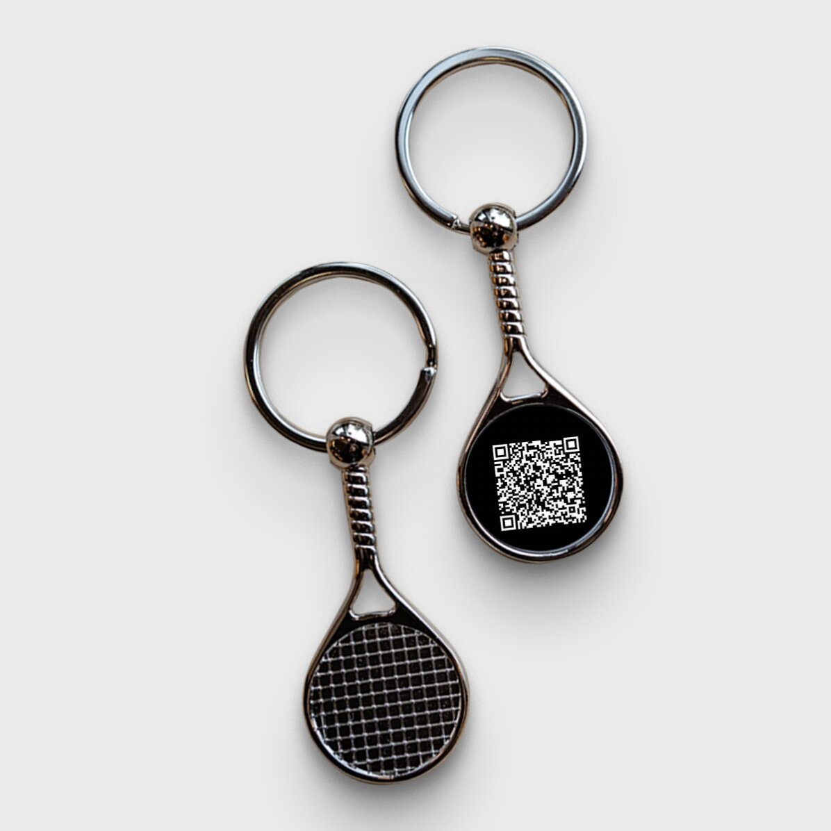 Personalisierter Schlüsselanhänger in Form eines Tennisballs mit QR-Code – Kontakt hinzufügen