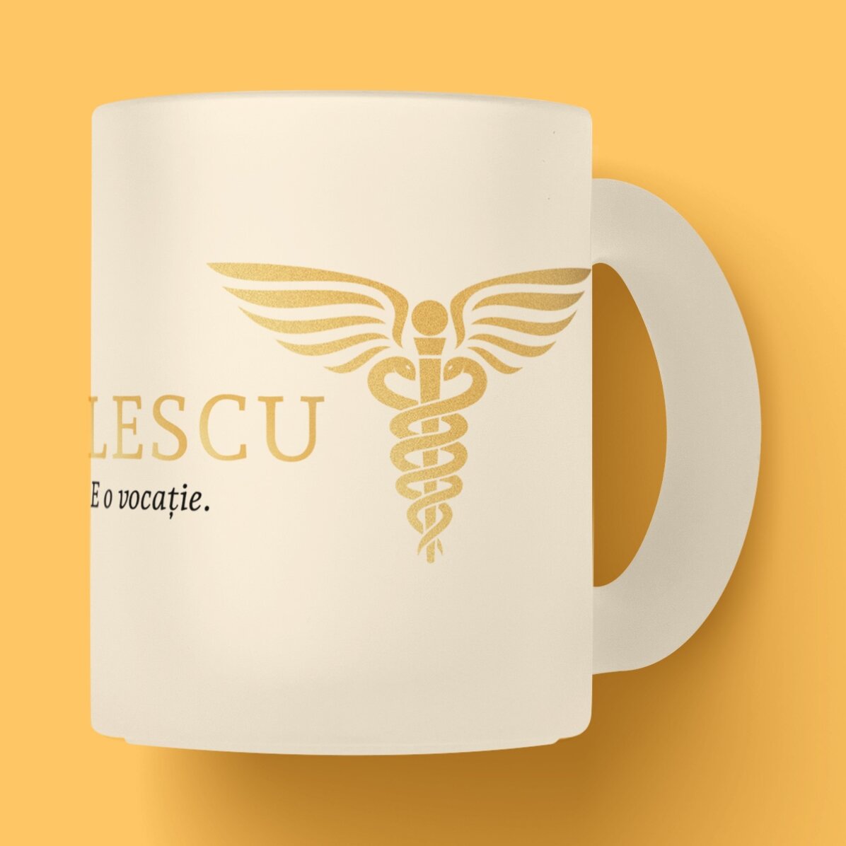 Personalisierter Becher mit Text – Golden Doctor