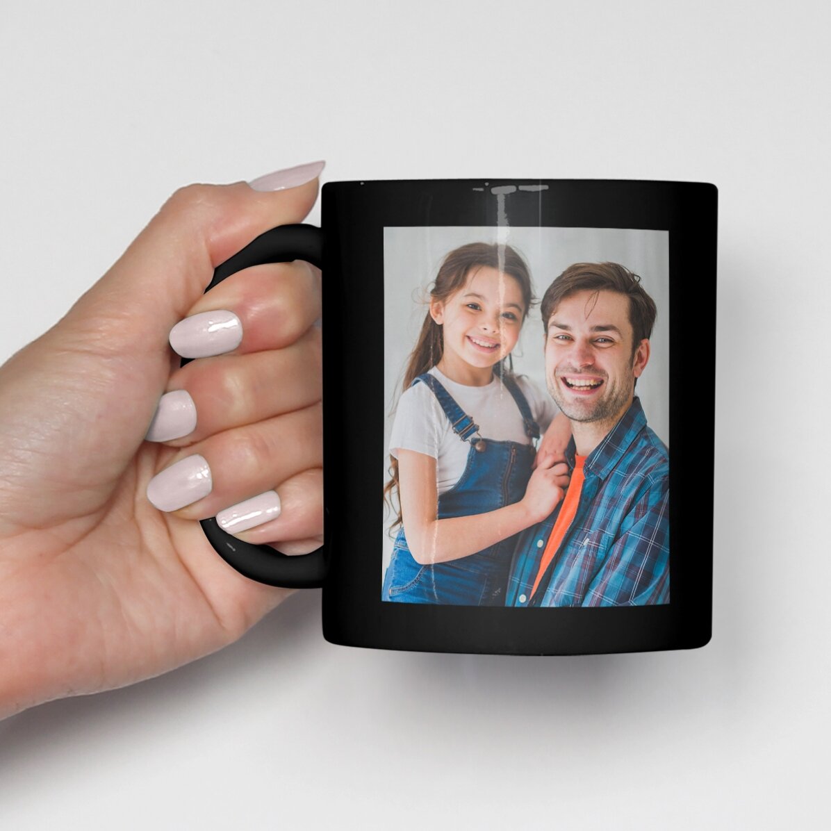 Personalisierte schwarze Tasse mit zwei Fotos