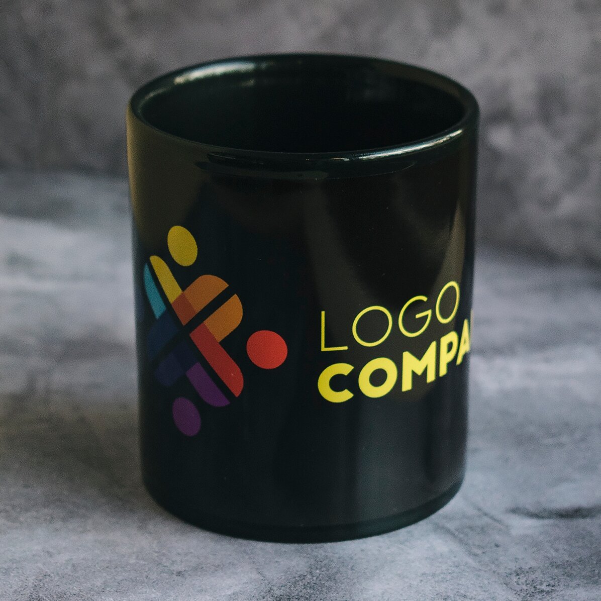 Personalisierter Becher mit Logo auf schwarzem Hintergrund