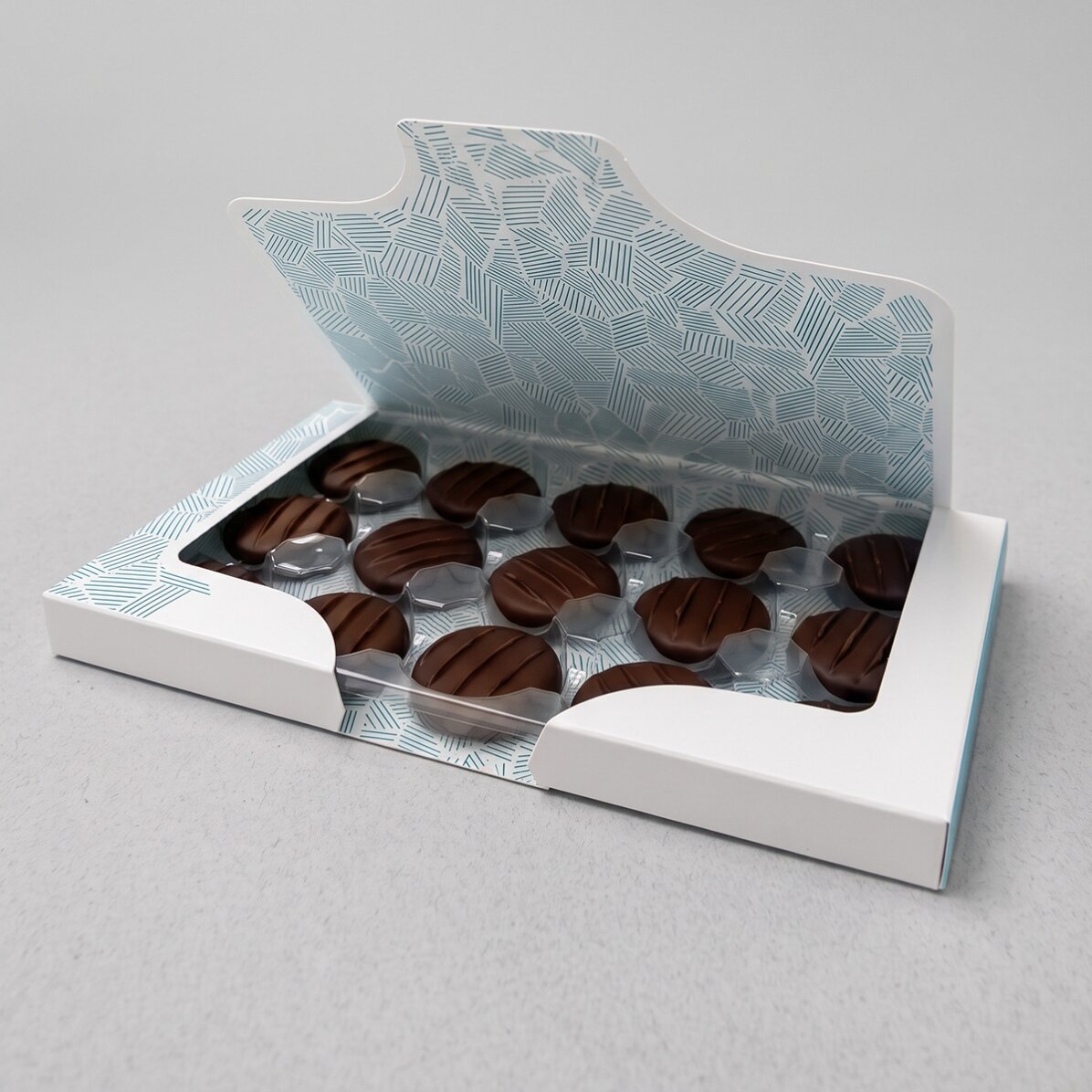 Pralinenschachtel mit Cremefüllung, individuell gestaltet mit Logo und Botschaft – Weihnachtsmodell