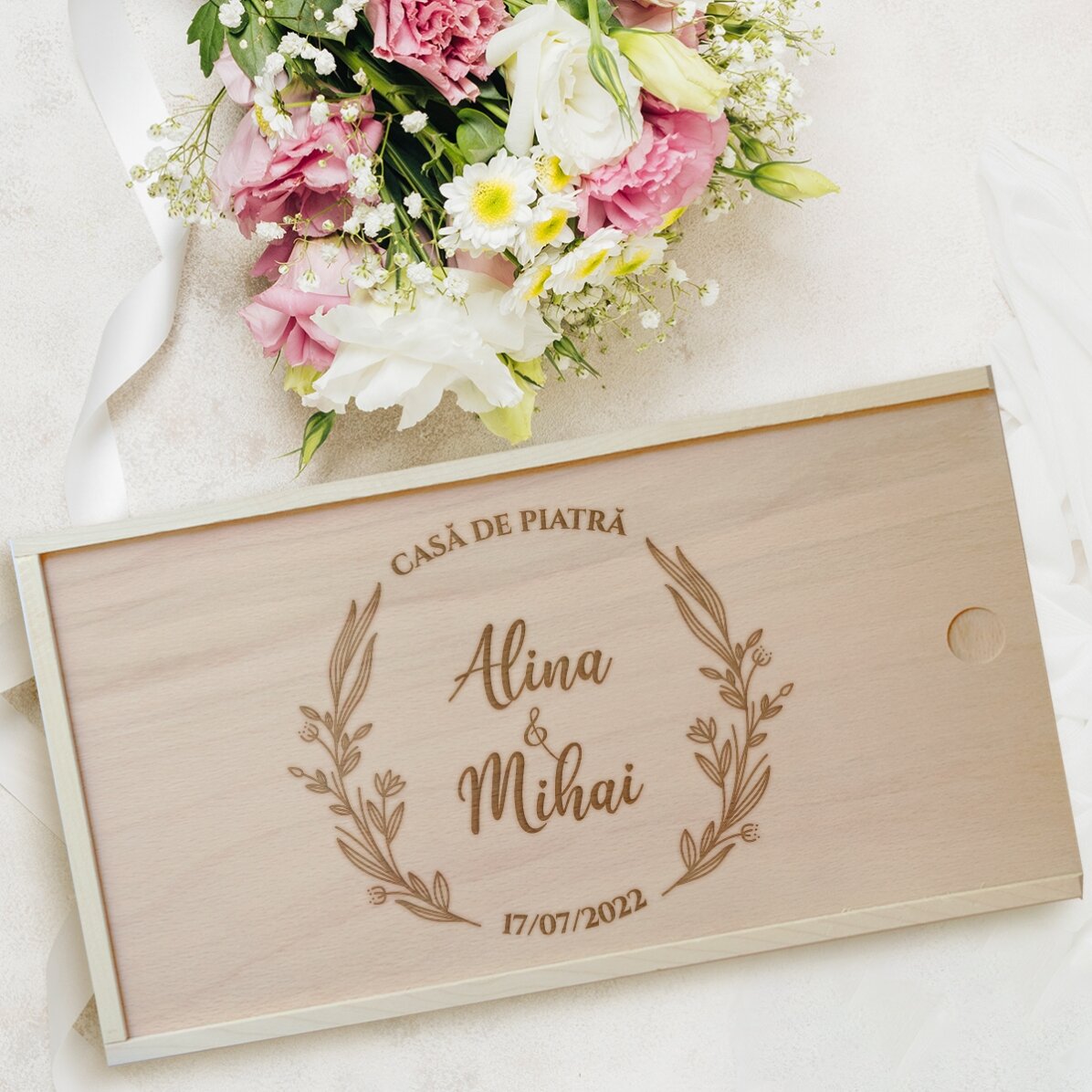 Personalisierte Geschenkbox aus Holz mit Aufschrift – Mit lieben Grüßen