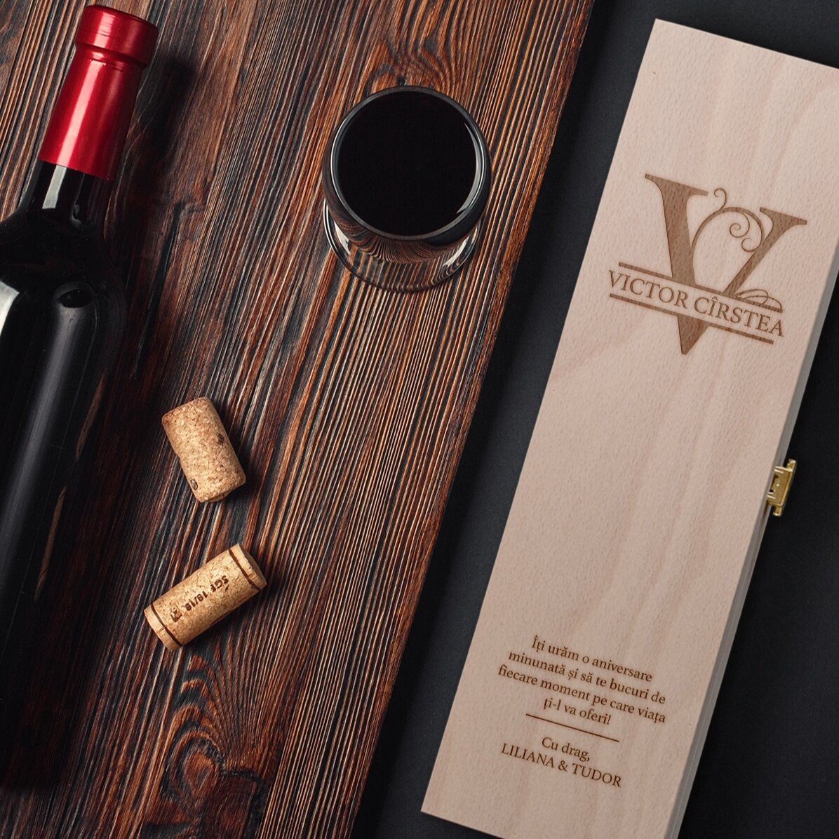 Personalisierte Weinkiste mit Monogramm und Widmung