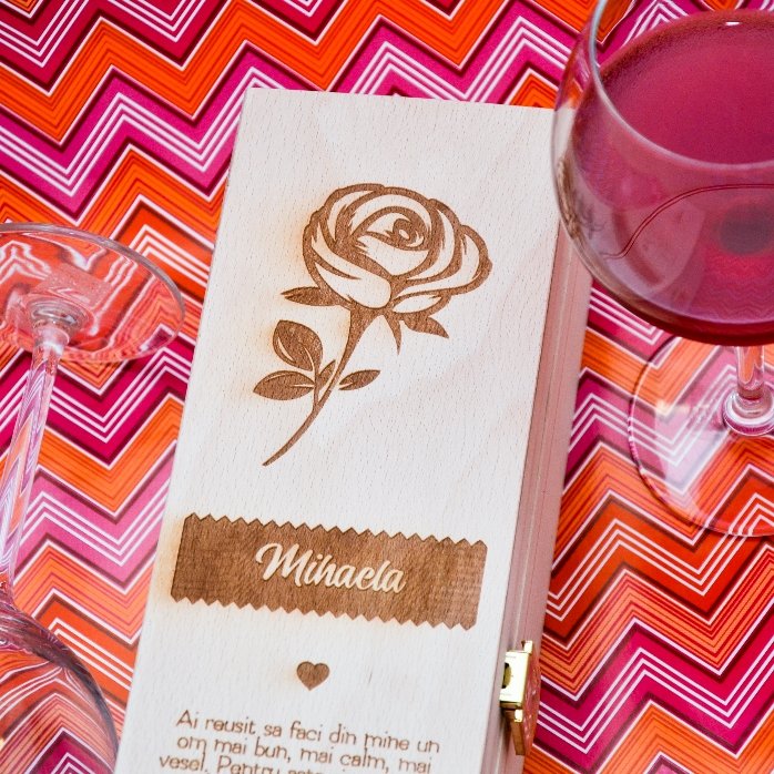 Personalisierte Weinkiste – Die Rose der Liebe