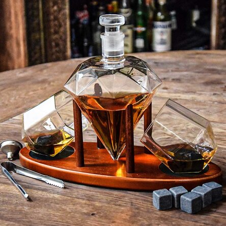 Deluxe diamond decanter with two glasses