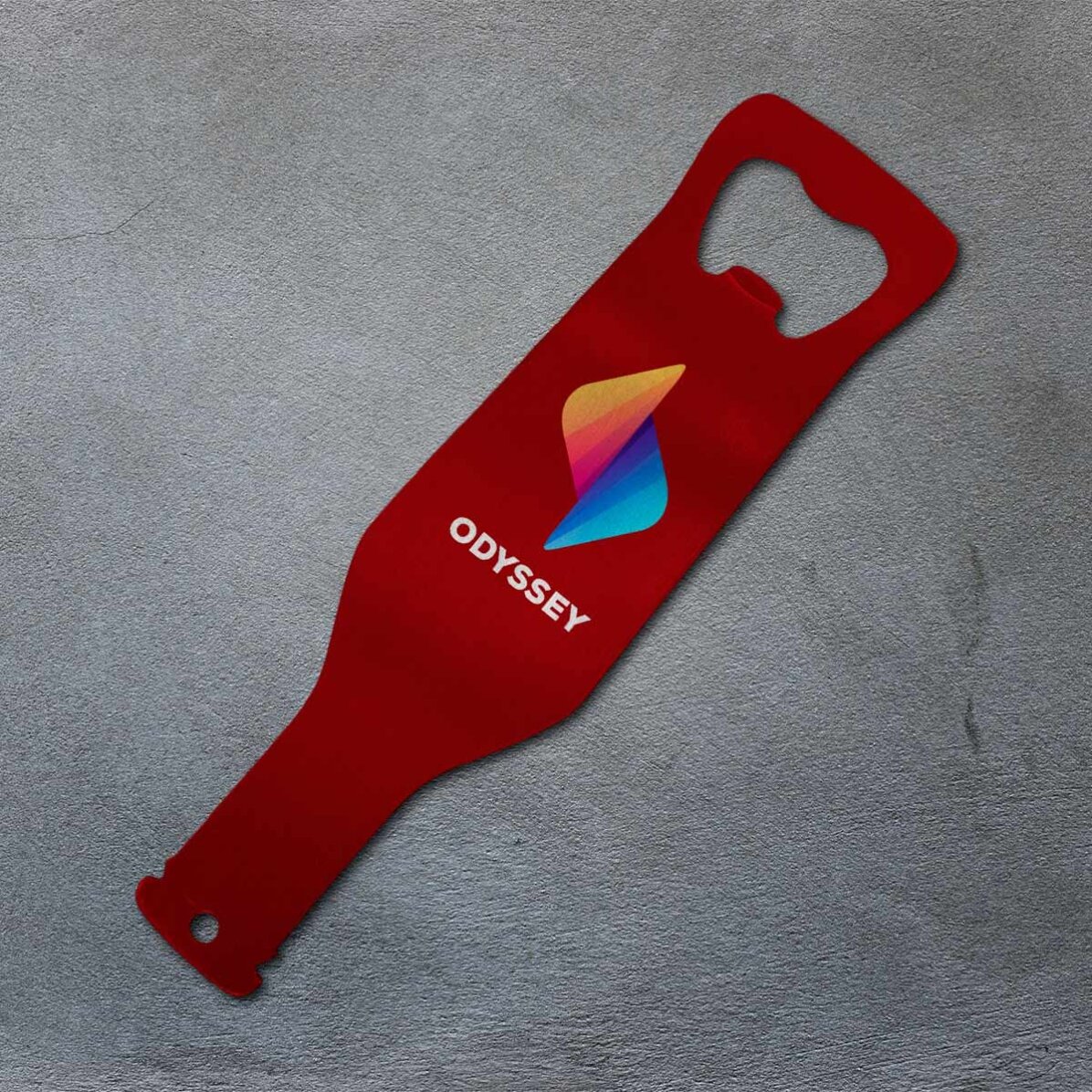 Personalisierter Bieröffner in Flaschenform mit Logo – farbiger Hintergrund