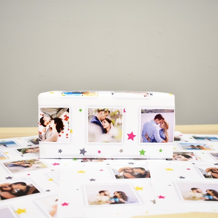 Individuell gestaltetes Geschenkpapier mit 13 Fotos und einem Hintergrund aus bunten Sternchen