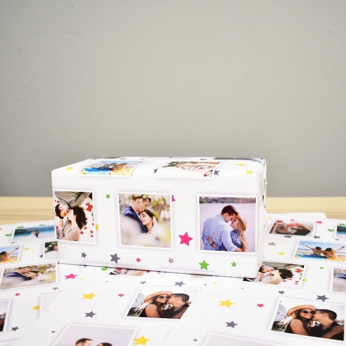 Individuell gestaltetes Geschenkpapier mit 13 Fotos und einem Hintergrund aus bunten Sternchen