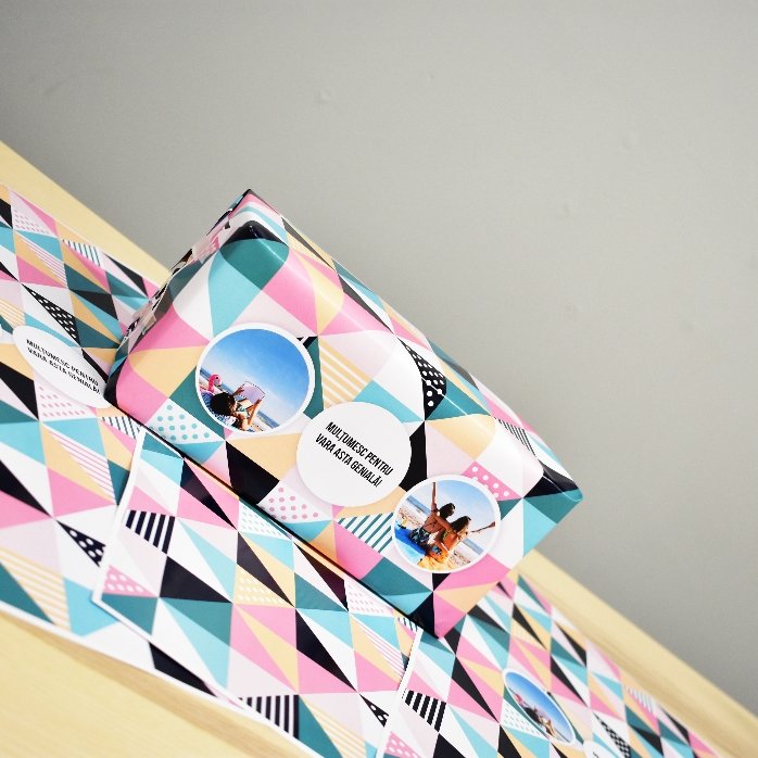 Individuell gestaltetes Geschenkpapier mit 2 Fotos und Text