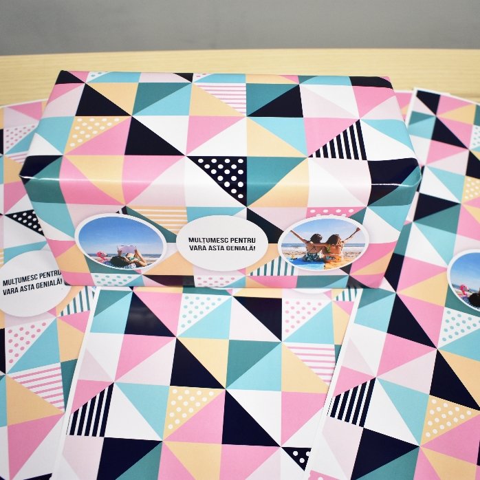 Individuell gestaltetes Geschenkpapier mit 2 Fotos und Text