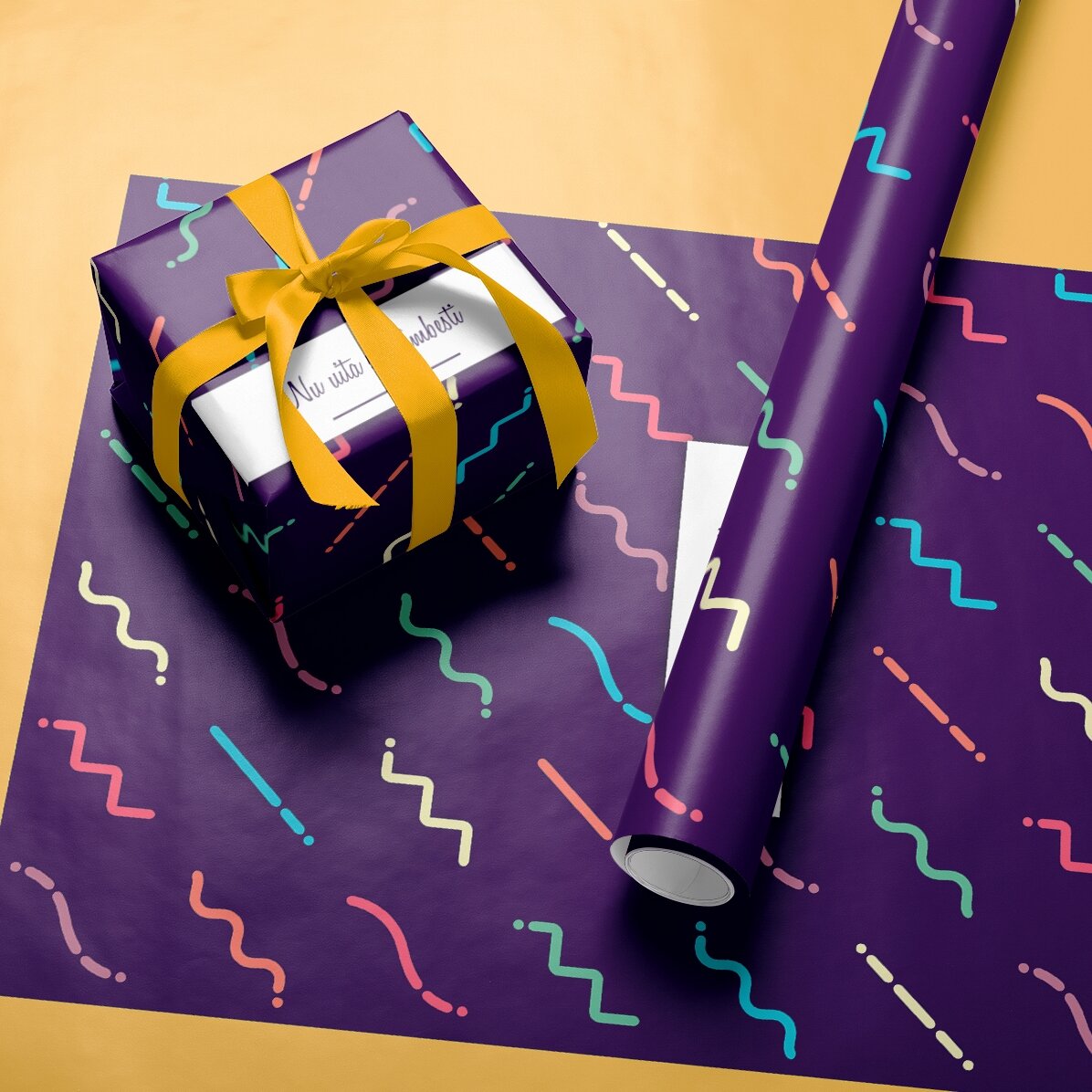 Individuell gestaltetes Geschenkpapier mit Text in einem Rahmen, dunkelvioletter Hintergrund