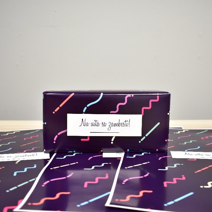Individuell gestaltetes Geschenkpapier mit Text in einem Rahmen, dunkelvioletter Hintergrund