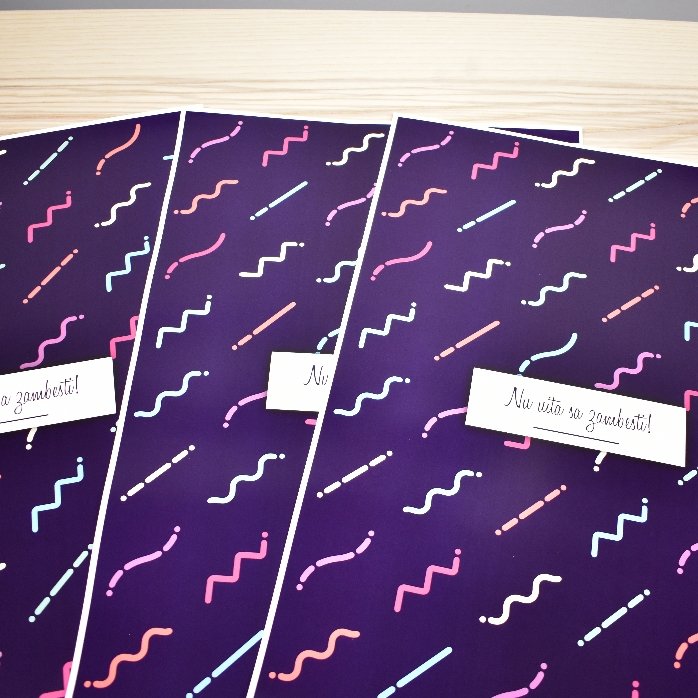 Individuell gestaltetes Geschenkpapier mit Text in einem Rahmen, dunkelvioletter Hintergrund