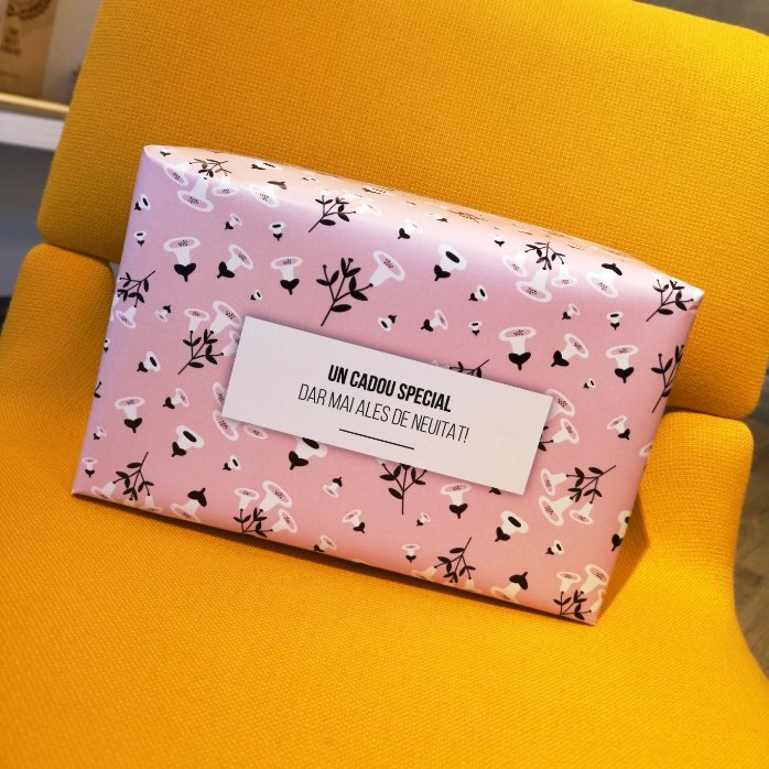 Individuell gestaltetes Geschenkpapier mit Text – Flowers