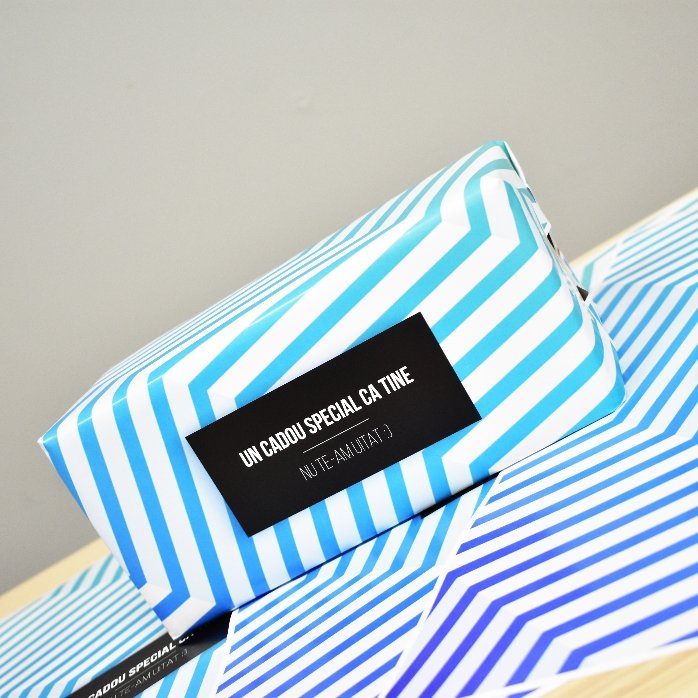 Individuell gestaltetes Geschenkpapier – Motiv „Blue Gradient“ mit Text in schwarzem Rahmen