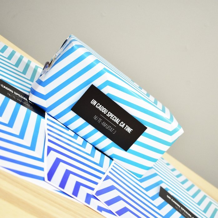 Individuell gestaltetes Geschenkpapier – Motiv „Blue Gradient“ mit Text in schwarzem Rahmen