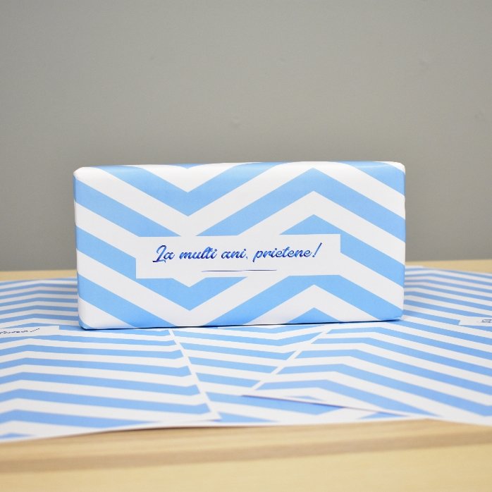 Individuell gestaltetes Geschenkpapier – Motiv „Blue Stripes“ mit Text in einem Rahmen