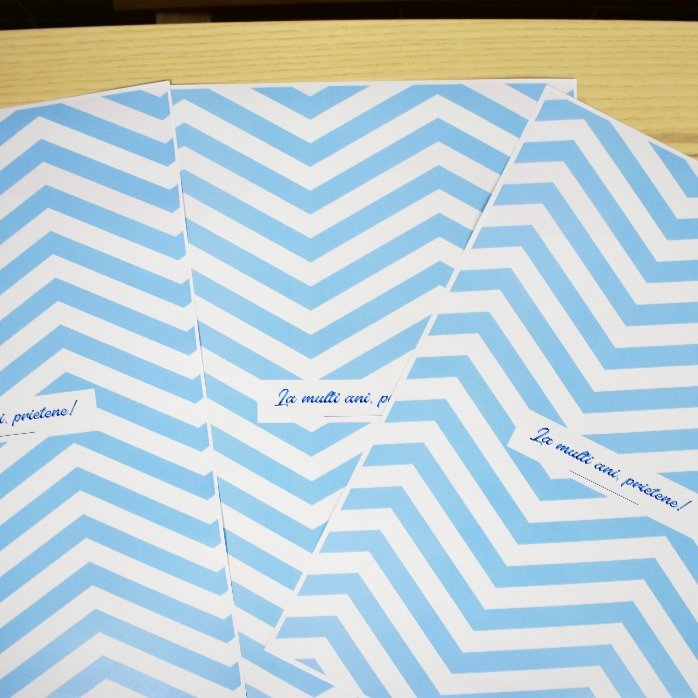Individuell gestaltetes Geschenkpapier – Motiv „Blue Stripes“ mit Text in einem Rahmen