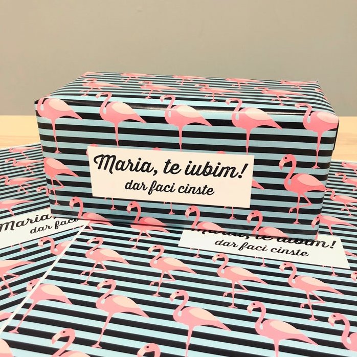 Individuell gestaltetes Geschenkpapier – Flamingo-Motiv mit Text in einem Rahmen