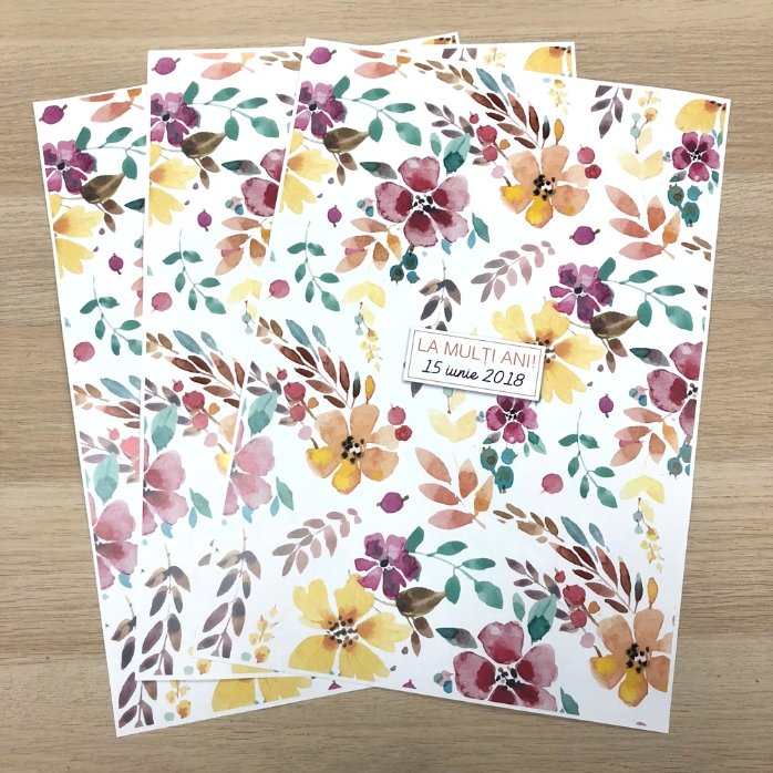 Individuell gestaltetes Geschenkpapier – Blumenmuster mit Text in einem Rahmen