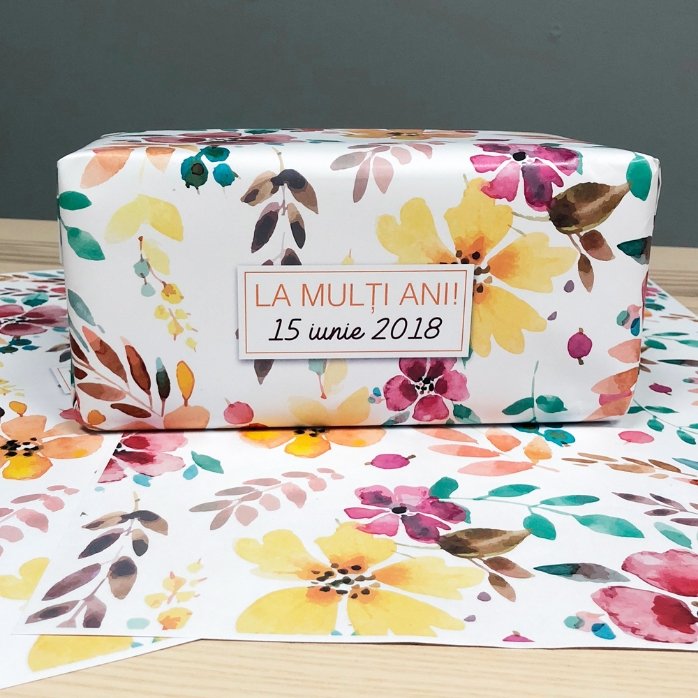 Individuell gestaltetes Geschenkpapier – Blumenmuster mit Text in einem Rahmen