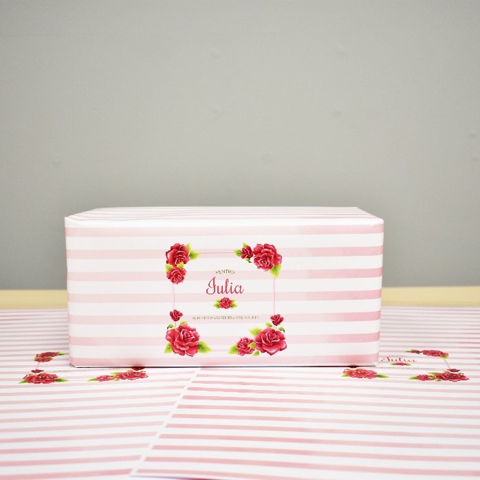 Individuell gestaltetes Geschenkpapier – Rosenmuster