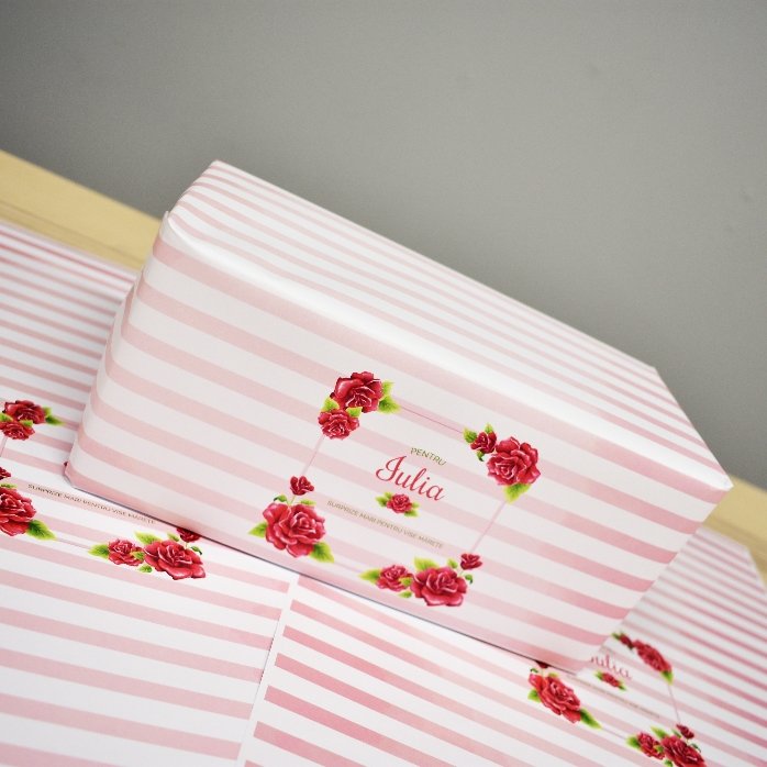 Individuell gestaltetes Geschenkpapier – Rosenmuster