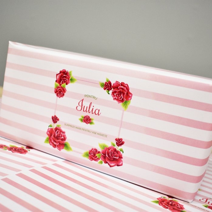 Individuell gestaltetes Geschenkpapier – Rosenmuster