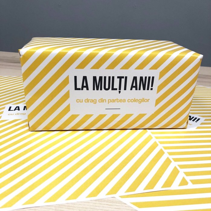 Individuell gestaltetes Geschenkpapier – Motiv „Yellow Stripes“ mit Text in einem Rahmen